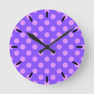 Lila polka-punten op de rand van de periwinkle ronde klok
