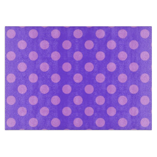 Lila polka-punten op de rand van de periwinkle snijplank