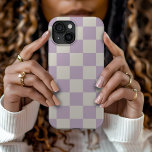 Lila retro controle iPhone 15 case<br><div class="desc">Trendy boho dambord print telefoonhoes in stoffige lavendel paarse en ivoren kleuren. Gebruik de ontwerpgereedschappen om je eigen monogram,  naam of andere tekst toe te voegen,  of verander de achtergrondkleur in creëer een unieke apparaatcover.</div>