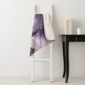 Lila Siamese kat in Lila bloemen op Blauwgroen Sherpa Deken (In situ)