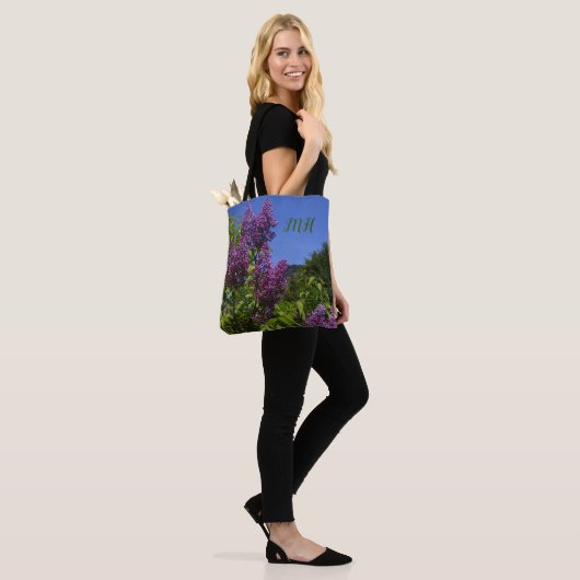 Lila tuin, violet, bloem, uw initialen tote bag (Op model)
