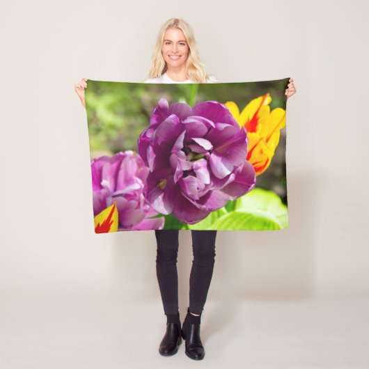 Lila tulpen op een zonnige dag fleece deken (In situ)