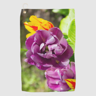 Lila tulpen op een zonnige dag golfhanddoek