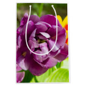Lila tulpen op een zonnige dag medium cadeauzakje (Voorkant)