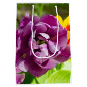 Lila tulpen op een zonnige dag medium cadeauzakje (Achterkant)