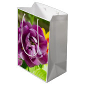 Lila tulpen op een zonnige dag medium cadeauzakje (Achterkant Gekanteld)
