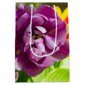 Lila tulpen op een zonnige dag medium cadeauzakje (Achterkant)