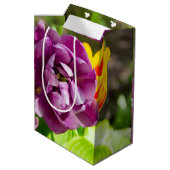 Lila tulpen op een zonnige dag medium cadeauzakje (Achterkant Gekanteld)