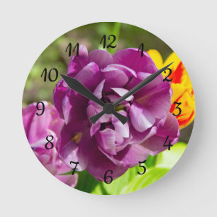 Lila tulpen op een zonnige dag ronde klok