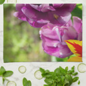 Lila tulpen op een zonnige dag theedoek (Gevouwen)