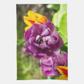 Lila tulpen op een zonnige dag theedoek (Verticaal)