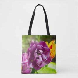 Lila tulpen op een zonnige dag tote bag