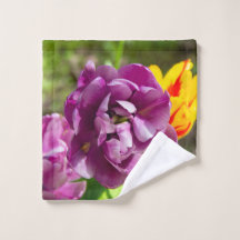 Lila tulpen op een zonnige dag