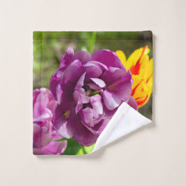 Lila tulpen op een zonnige dag washandje