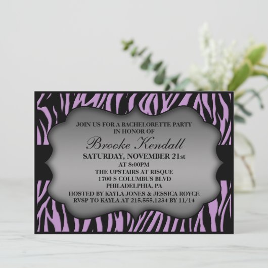 Lila Wilde Night Zebra Print Bachelorette Party Kaart (Staand voorkant)