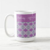 LILAC ARGYLE BREISEL "breien + koffie" Hoge Mok (Links)