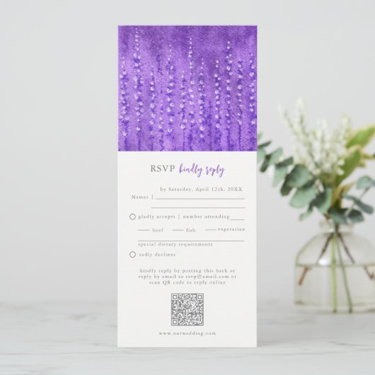 Lilac Lupines Wedding RSVP QR Code Kaart (Staand voorkant)