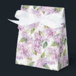 Lilac Print Feestelijke Behandeldoos Bedankdoosjes<br><div class="desc">De feestelijke cadeaverdoos is weergegeven met een bloemige lilacprint. 
Pas dit item aan of koop het zoals het is.
Tip: Voeg gewoon lekkere snoepjes toe en een vrolijk lint.



Gelicenseerde afbeelding</div>