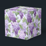 Lilachroom Print Feestcadeautjes Doos Bedankdoosjes<br><div class="desc">De feestgunstendoos is weergegeven met een lila bloemenprint. 
Pas dit item aan of koop het zoals het is.
Tip: Voeg gewoon je favoriete snoepjes toe en een vrolijke lint.



Gelicenseerde afbeelding</div>