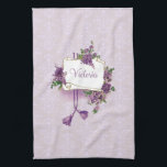 Lilacs gepersonaliseerde keukenhanddoek<br><div class="desc">Sprays van romantische lila's omringen een middelste witte rol met paarse koorden en kwastjes op een zachte pastellavendel damast achtergrond.</div>