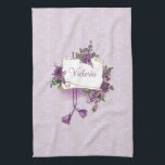 Lilacs gepersonaliseerde keukenhanddoek<br><div class="desc">Sprays van romantische lila's omringen een middelste witte rol met paarse koorden en kwastjes op een zachte pastellavendel damast achtergrond.</div>