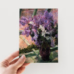 Lilacs in een venster | Mary Cassatt Briefkaart<br><div class="desc">Lilacs in a Window (1880) van Mary Cassatt is een delicaat stilleven schilderij dat een vaas vol met levendige lilacs in de buurt van een raam toont. Het kunstwerk vangt de schoonheid van verse bloemen en het zachte licht dat door het glas filtert, waardoor een gevoel van rust wordt opgeroepen....</div>