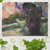 Lilacs in een venster | Mary Cassatt Theedoek (Gevouwen)