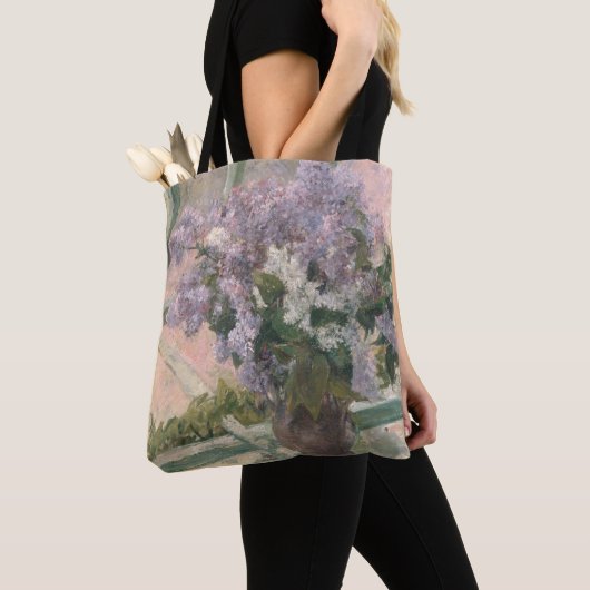Lilacs in Window van Mary Cassatt American Painter Tote Bag (Dichtbij)