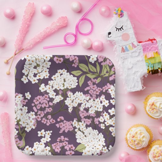 Lilacs op Paarse Papieren Bordje (Feest)