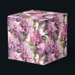 Lilacs Print Feestelijke Behandeldoos Bedankdoosjes<br><div class="desc">De feestelijke cadeaverdoos is afgebeeld met een seringen bloemenprint. 
Pas dit item aan of koop het zoals het is.
Tip: Voeg gewoon lekkere snoepjes toe en een vrolijke lint.



Gelicenseerde afbeelding</div>