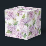 Lilacs Print Feestelijke Behandeldoos Bedankdoosjes<br><div class="desc">De feestelijke cadeauverpakkingsdoos is afgebeeld met een bloemige lilacprint. 
Pas dit item aan of koop het zoals afgebeeld.
Tip: Voeg gewoon lekkere traktaties toe en wat vrolijke linten.



Gelicenseerde afbeelding</div>