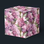 Lilacs Print Party Behandelbox Bedankdoosjes<br><div class="desc">Feestvoordeeldoos is afgebeeld met een lilacs bloemenprint. Pas dit object aan of koop het object zoals het is. Tip: voeg gewoon je geweldige traktaties toe en voeg wat feestelijk lint toe. Afbeelding onder licentie</div>