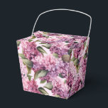 Lilacs Print Party Behandelbox Bedankdoosjes<br><div class="desc">Feestvoordeeldoos is afgebeeld met een lilacs bloemenprint. Pas dit object aan of koop het object zoals het is. Tip: voeg gewoon je geweldige traktaties toe en voeg wat feestelijk lint toe. Afbeelding onder licentie</div>