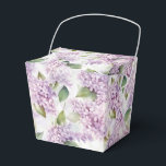 Lilacs Print Party Behandelbox Bedankdoosjes<br><div class="desc">Feestvoordeeldoos is afgebeeld met een lilacs bloemenprint. Pas dit object aan of koop het object zoals het is. Tip: voeg gewoon je geweldige traktaties toe en voeg wat feestelijk lint toe. Afbeelding onder licentie</div>