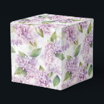 Lilacs Print Party Behandelbox Bedankdoosjes<br><div class="desc">Feestvoordeeldoos is afgebeeld met een lilacs bloemenprint. Pas dit object aan of koop het object zoals het is. Tip: voeg gewoon je geweldige traktaties toe en voeg wat feestelijk lint toe. Afbeelding onder licentie</div>