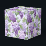 Lilacs Print Party Behandelbox Bedankdoosjes<br><div class="desc">Feestvoordeeldoos is afgebeeld met een lilacs bloemenprint. Pas dit object aan of koop het object zoals het is. Tip: voeg gewoon je geweldige traktaties toe en voeg wat feestelijk lint toe. Afbeelding onder licentie</div>