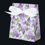 Lilacs Print Party Behandelbox Bedankdoosjes<br><div class="desc">Feestvoordeeldoos is afgebeeld met een lilacs bloemenprint. Pas dit object aan of koop het object zoals het is. Tip: voeg gewoon je geweldige traktaties toe en voeg wat feestelijk lint toe. Afbeelding onder licentie</div>