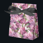 Lilacs Print Party Behandelbox Bedankdoosjes<br><div class="desc">Feestvoordeeldoos is afgebeeld met een lilacs bloemenprint. Pas dit object aan of koop het object zoals het is. Tip: voeg gewoon je geweldige traktaties toe en voeg wat feestelijk lint toe. Afbeelding onder licentie</div>