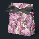 Lilacs Print Party Behandelbox Bedankdoosjes<br><div class="desc">Feestvoordeeldoos is afgebeeld met een lilacs bloemenprint. Pas dit object aan of koop het object zoals het is. Tip: voeg gewoon je geweldige traktaties toe en voeg wat feestelijk lint toe. Afbeelding onder licentie</div>