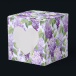 Lilacs Print Party Behandelbox Bedankdoosjes<br><div class="desc">Feestvoordeeldoos is afgebeeld met een lilacs bloemenprint. Pas dit object aan of koop het object zoals het is. Tip: voeg gewoon je geweldige traktaties toe en voeg wat feestelijk lint toe. Afbeelding onder licentie</div>