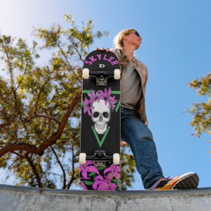 Lilies van de schedel en de roze tijger op zwart d persoonlijk skateboard
