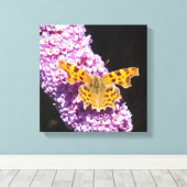 Lillic Flower met een vlinder erop Canvas Afdruk (Insitu (Houten vloer))