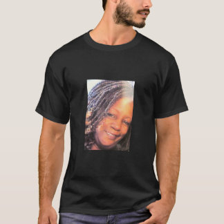 LILLIE MAE COLE-MANNEN IN ZWART T-SHIRT