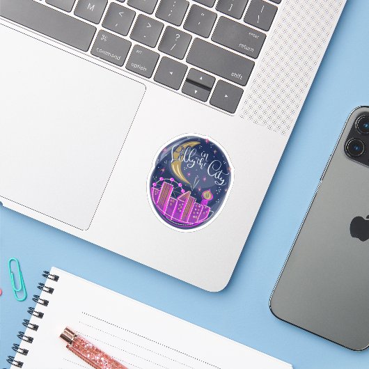 Lilly in de stad - Logo Tas Sticker (Laptop met iPhone)