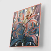 Lily bloeit tussen kleurrijke bladeren bij zonsond vierkante klok (Hoek)