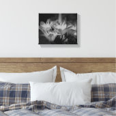 Lily bloemen in zwart-wit canvas afdruk (Insitu (Slaapkamer))