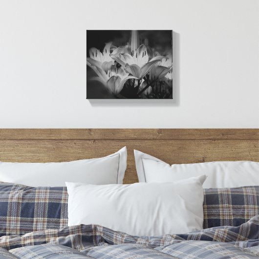 Lily bloemen in zwart-wit canvas afdruk (Insitu (Slaapkamer))