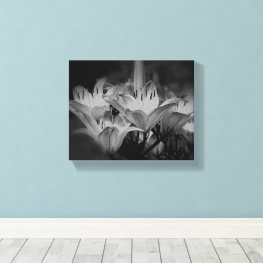 Lily bloemen in zwart-wit canvas afdruk (Insitu (Houten vloer))