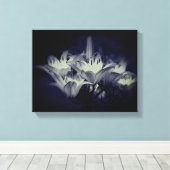 Lily bloemen in zwart-wit canvas afdruk (Insitu (Houten vloer))