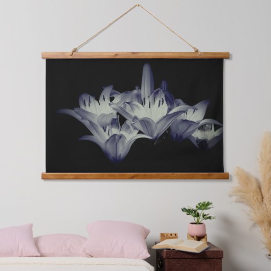 Lily bloemen in zwart-wit hangend wandkleed (Slaapkamer)